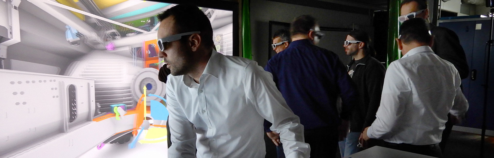 Männer mit VR-Brillen schauen auf einen Bildschirm