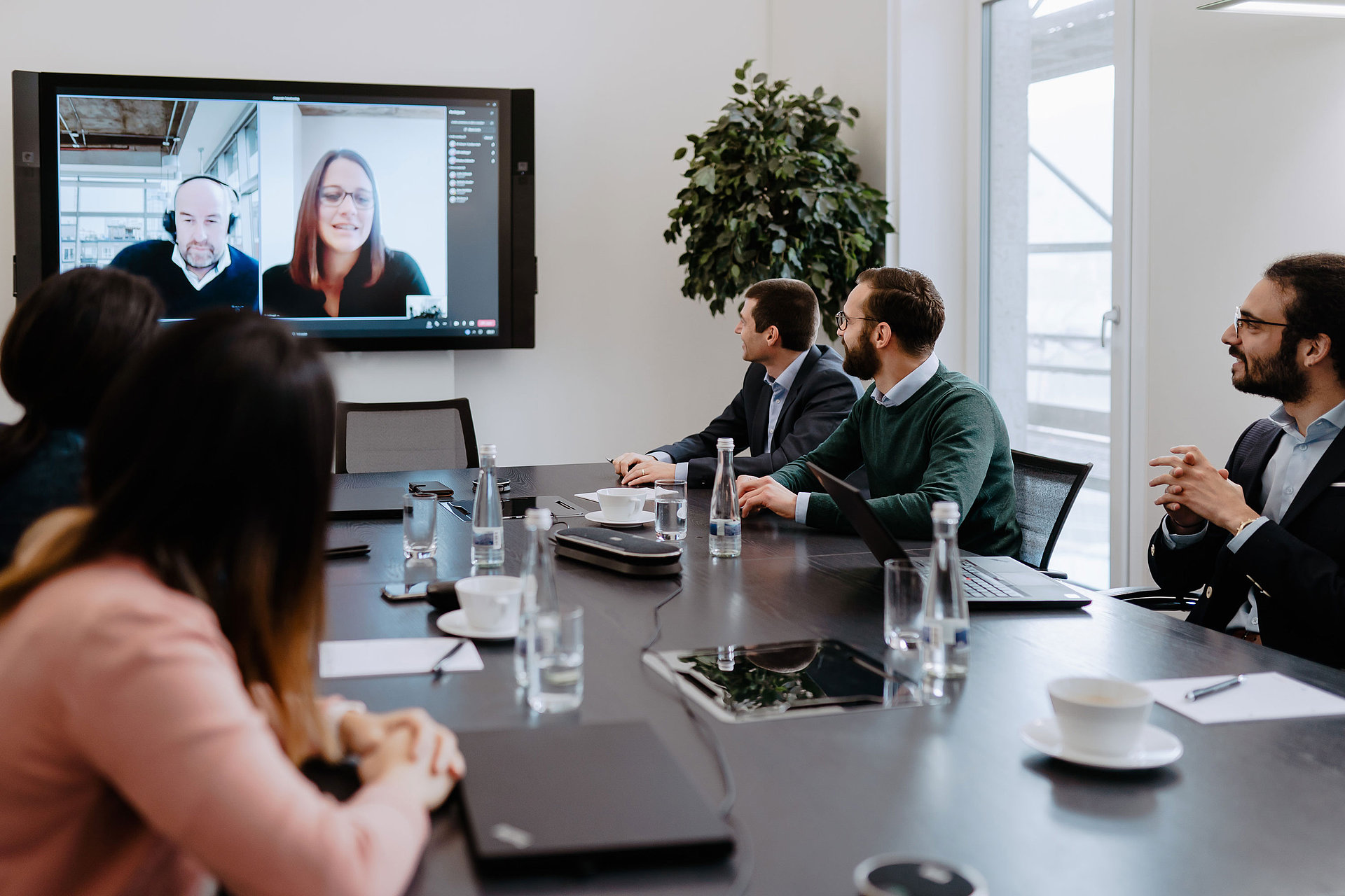 Ein Meeting im Büro mit Mitarbeitern im Videocall