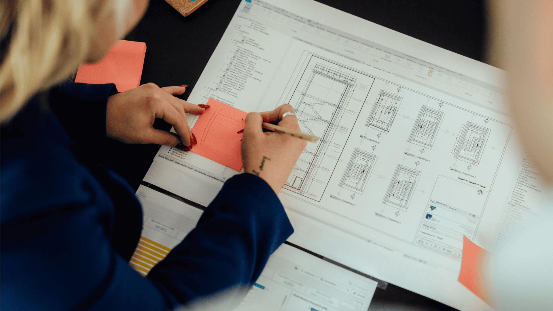 Detailreiche Architekturzeichnungen und Notizen