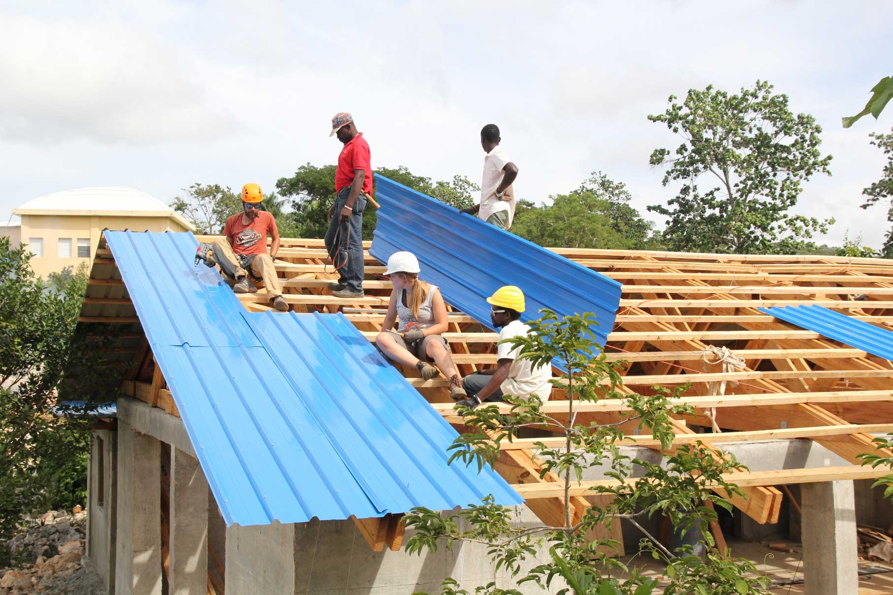 Mitarbeiter des Projektes EWB beim Dach decken in Beaumont
