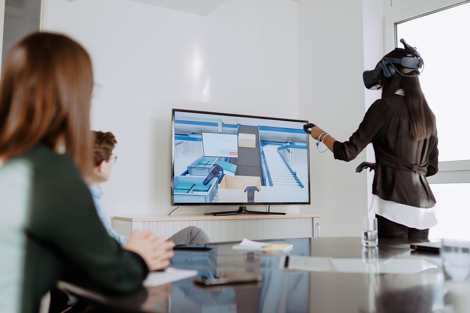 Mitarbeiterin mit VR-Brille im virtuellen Picking-System